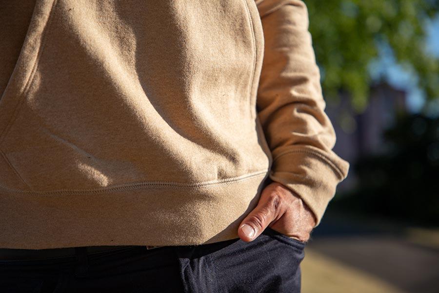 gros plan sur un sweat homme à capuche pitumarka