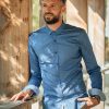Homme debout avec sa chemise en coton bio pima pitumarka