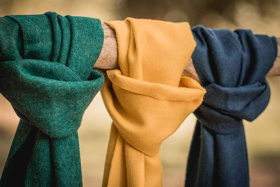 écharpes baby alpaga vert jaune et bleu posées sur un mat cramé - pitumarka