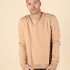 homme portant un sweat à col rond marron clair en coton bio non teint pitumarka