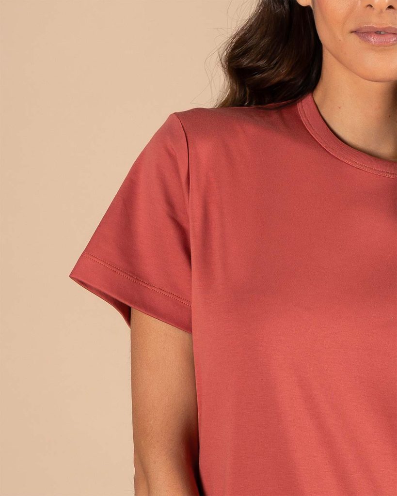 femme portant un t-shirt rouge en coton pima bio