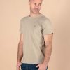 homme de profil portant un t-shirt en coton bio non teint couleur naturelle avocat