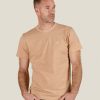 homme avec son t-shirt ampato marron clair en coton biologique non teint - pitumarka