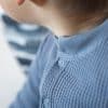 enfant avec le pyjama bleu clair pitumarka en coton pima biologique