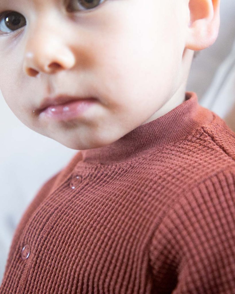 enfant avec le pyjama marron foncé pitumarka en coton pima biologique