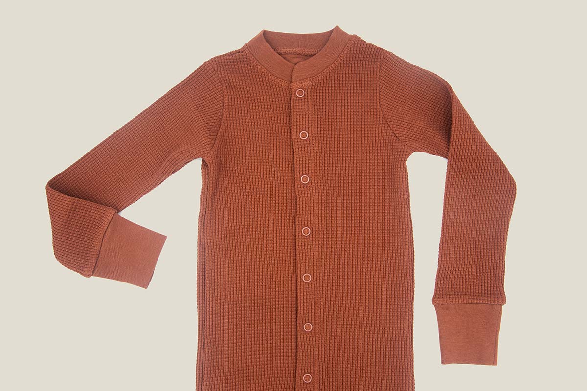 vue d'ensemble du pyjama enfant marron foncé en coton pima bio pitumarka